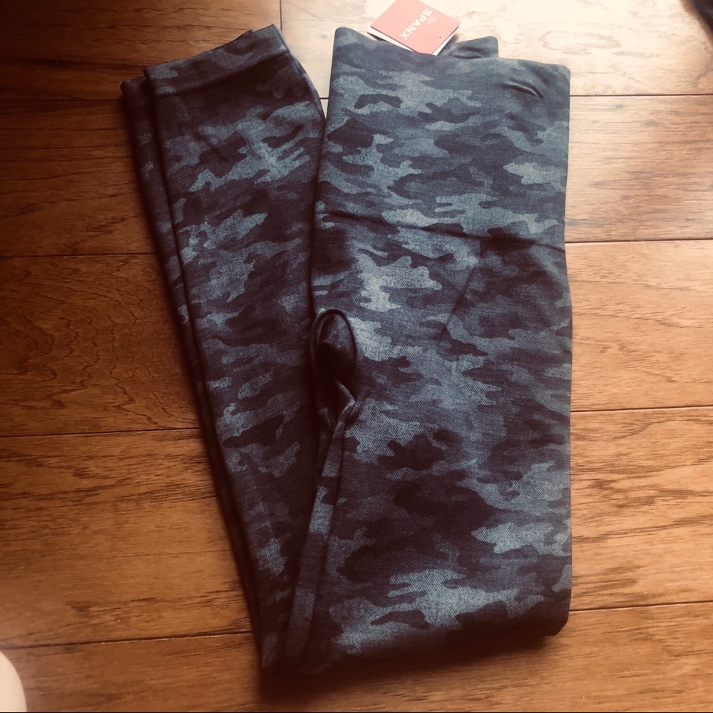 SPANX Black and Gray Leggings with Camouflage Pattern